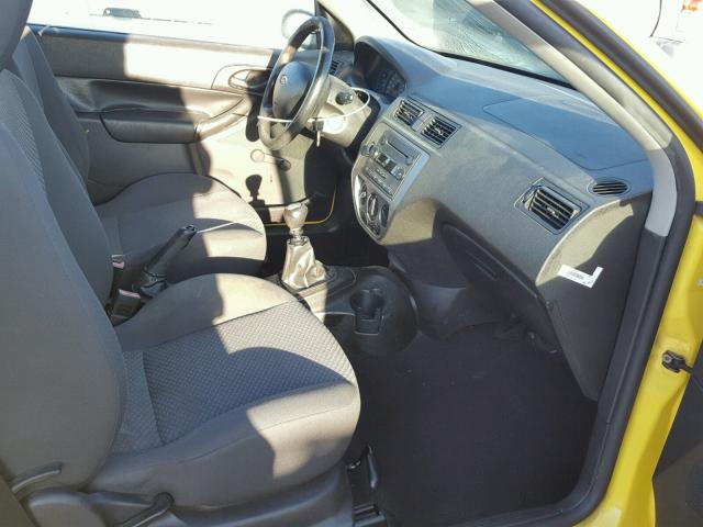 3FAFP31N95R110012 - 2005 FORD FOCUS ZX3 YELLOW photo 5