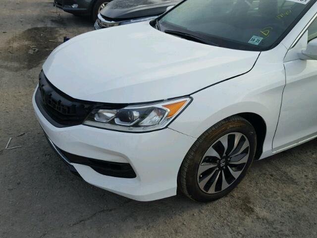 JHMCR6F56HC000649 - 2017 HONDA ACCORD HYB WHITE photo 9