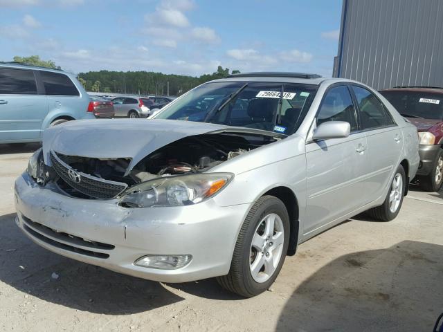 4T1BA32K14U500393 - 2004 TOYOTA CAMRY SE SILVER photo 2