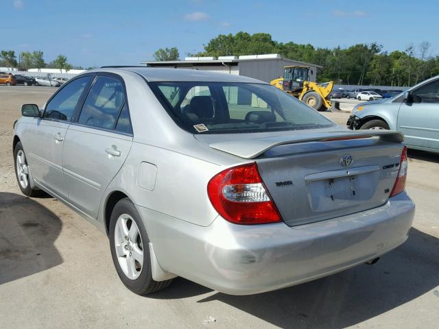 4T1BA32K14U500393 - 2004 TOYOTA CAMRY SE SILVER photo 3