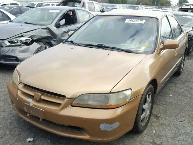 1HGCG564XWA116326 - 1998 HONDA ACCORD LX GOLD photo 2