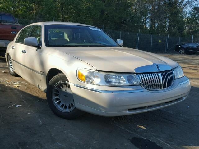 1LNHM83W31Y675720 - 2001 LINCOLN TOWN CAR C WHITE photo 1