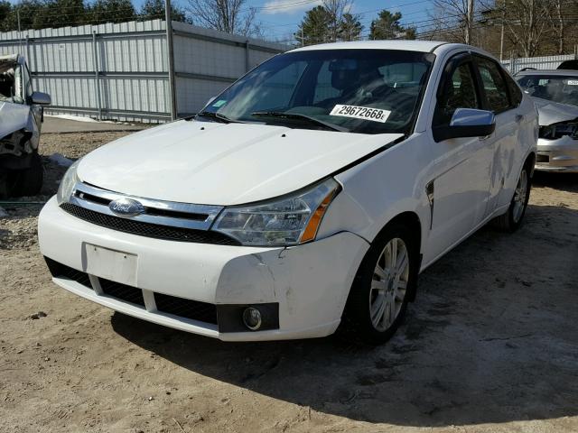 1FAHP35N78W231500 - 2008 FORD FOCUS SE WHITE photo 2