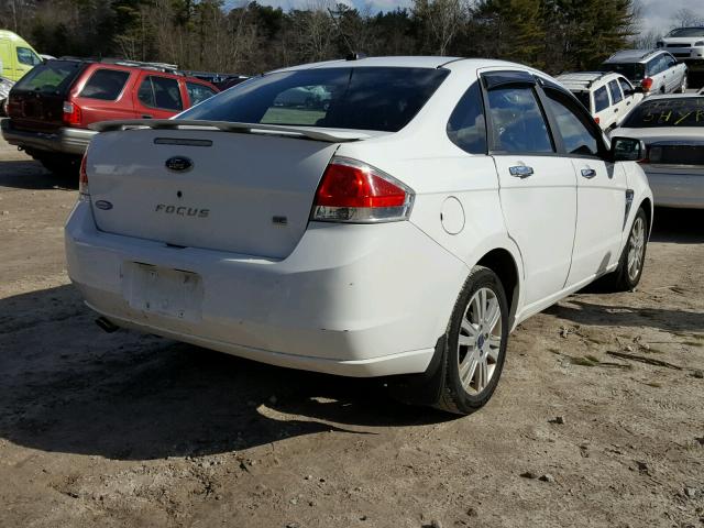 1FAHP35N78W231500 - 2008 FORD FOCUS SE WHITE photo 4