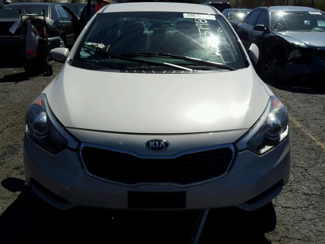 KNAFK4A64F5295935 - 2015 KIA FORTE LX WHITE photo 9