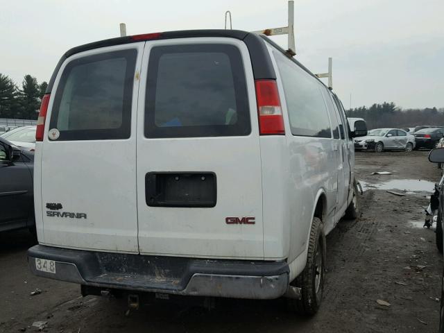 1GTGG29C781119625 - 2008 GMC SAVANA G25 WHITE photo 4