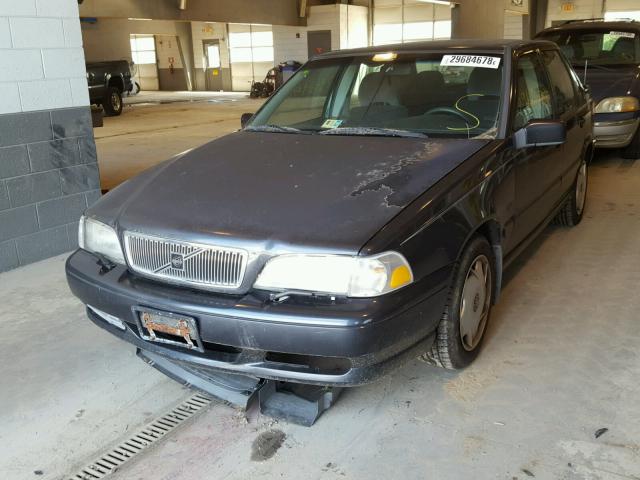 YV1LS5548W1452579 - 1998 VOLVO S70 GRAY photo 2