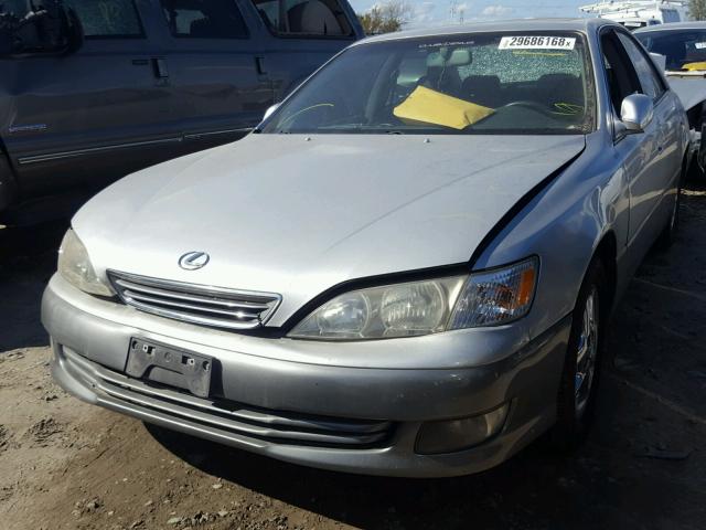 JT8BF28G810323300 - 2001 LEXUS ES 300 SILVER photo 2