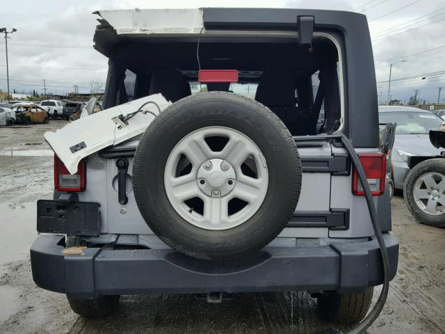 1C4BJWDG8DL671386 - 2013 JEEP WRANGLER U SILVER photo 9