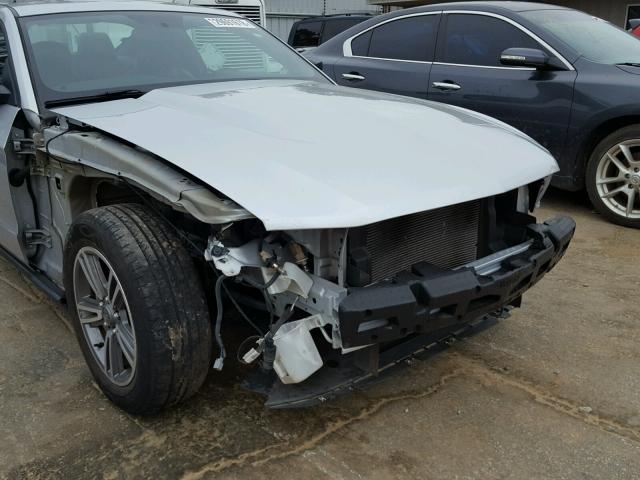 1ZVBP8AM1B5165997 - 2011 FORD MUSTANG SILVER photo 9