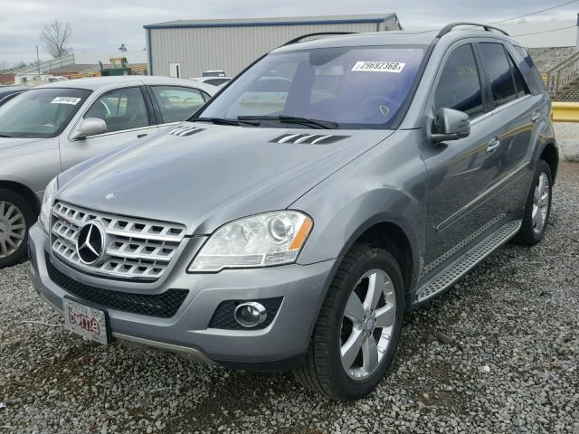 4JGBB8GB7BA721143 - 2011 MERCEDES-BENZ ML 350 4MA GRAY photo 2