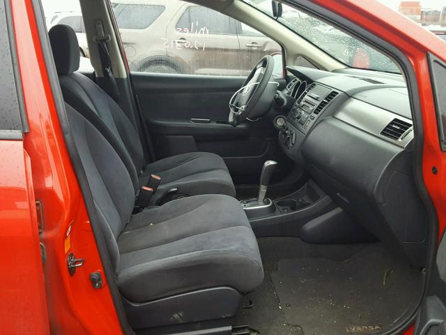 3N1BC13E29L363724 - 2009 NISSAN VERSA S RED photo 5