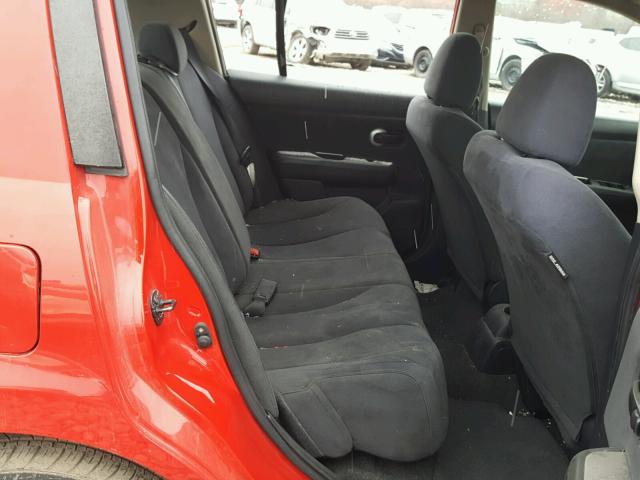 3N1BC13E29L363724 - 2009 NISSAN VERSA S RED photo 6