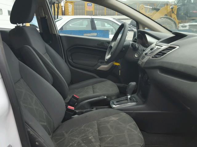 3FADP4EJXCM140988 - 2012 FORD FIESTA SE WHITE photo 5