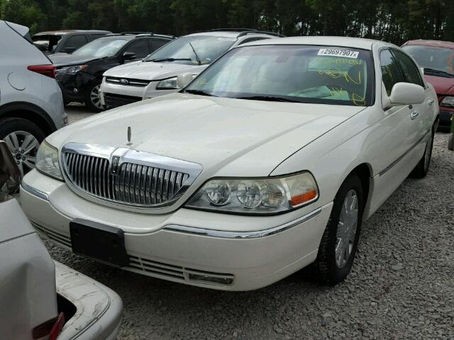 1LNHM83W83Y689972 - 2003 LINCOLN TOWN CAR C WHITE photo 2