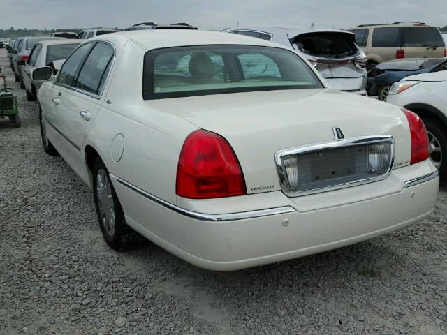 1LNHM83W83Y689972 - 2003 LINCOLN TOWN CAR C WHITE photo 3