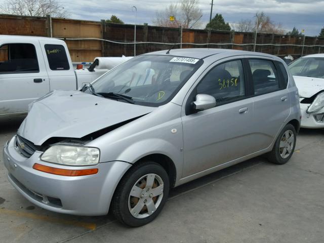 KL1TD666X8B247453 - 2008 CHEVROLET AVEO BASE Srebrny zdjęcie 2