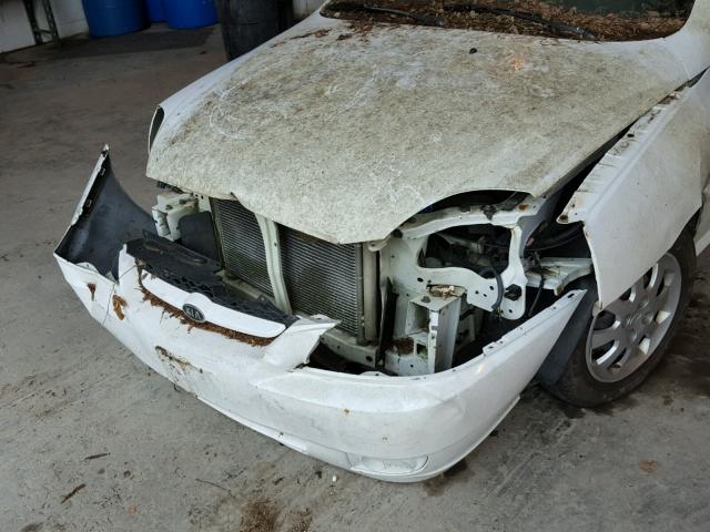 KNADC125946321008 - 2004 KIA RIO WHITE photo 9