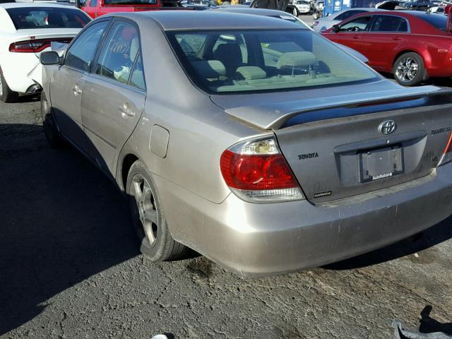 JTDBA30K150025814 - 2005 TOYOTA CAMRY SE GOLD photo 3