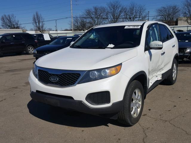 5XYKT3A1XCG221337 - 2012 KIA SORENTO BA WHITE photo 2