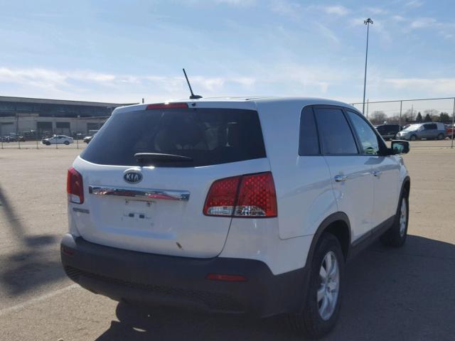 5XYKT3A1XCG221337 - 2012 KIA SORENTO BA WHITE photo 4