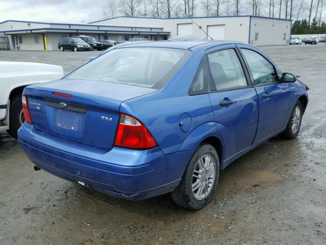 1FAFP34N75W203927 - 2005 FORD FOCUS ZX4 BLUE photo 4