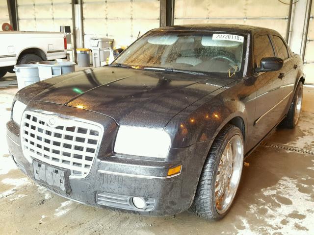 2C3KA53GX6H257817 - 2006 CHRYSLER 300 TOURIN BLACK photo 2