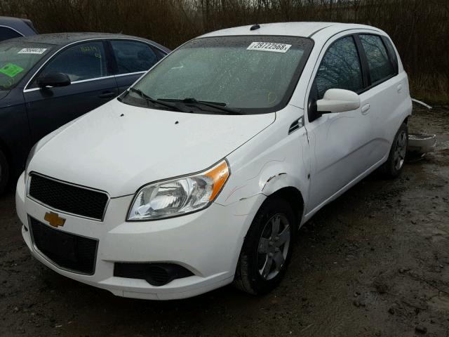 KL1TD66E19B379686 - 2009 CHEVROLET AVEO LS WHITE photo 2