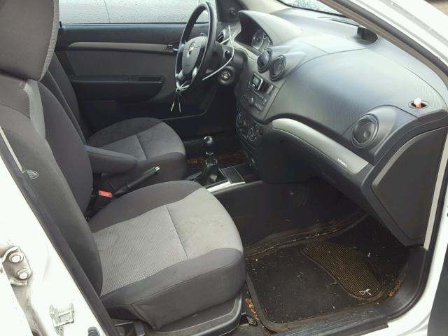 KL1TD66E19B379686 - 2009 CHEVROLET AVEO LS WHITE photo 5