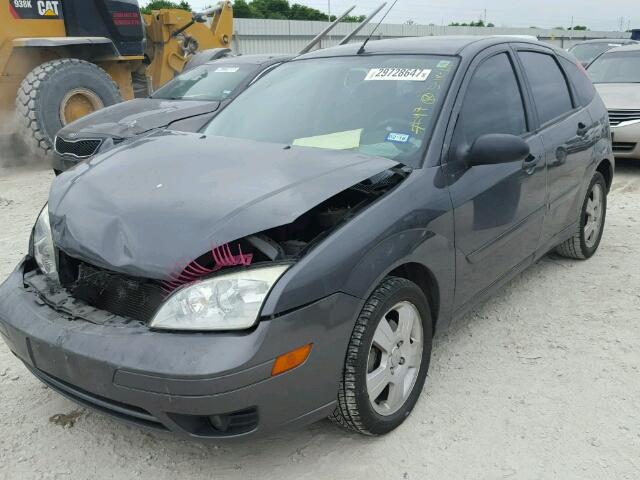 3FAFP37N45R101211 - 2005 FORD FOCUS ZX5 GRAY photo 2