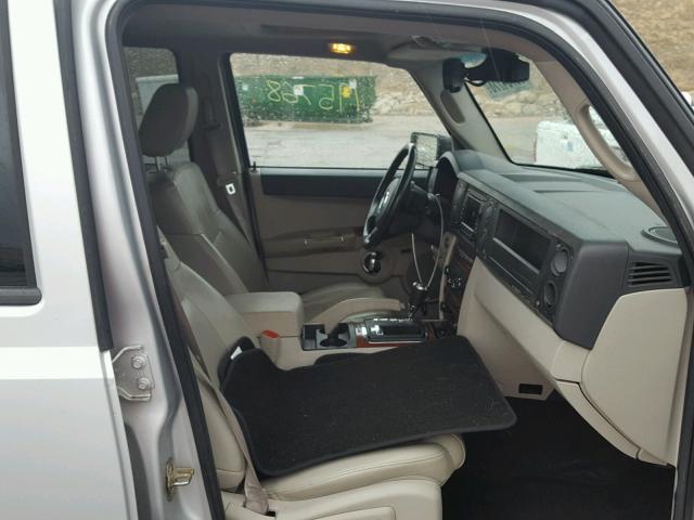 1J8HG58226C366902 - 2006 JEEP COMMANDER SILVER photo 5