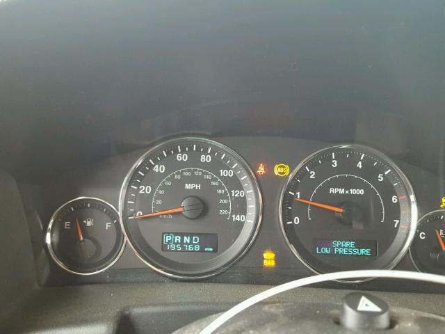 1J8HG58226C366902 - 2006 JEEP COMMANDER SILVER photo 8