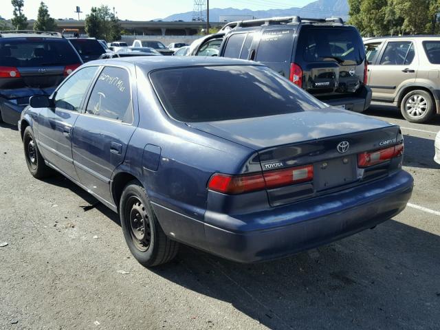 JT2BG22K1W0229058 - 1998 TOYOTA CAMRY CE BLUE photo 3