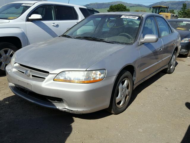 1HGCG667XWA089984 - 1998 HONDA ACCORD EX SILVER photo 2