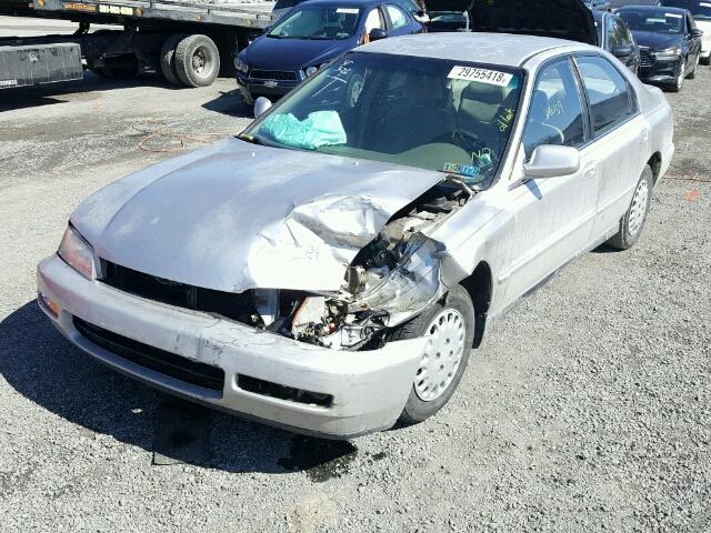 1HGCD5694TA262124 - 1996 HONDA ACCORD VAL SILVER photo 2