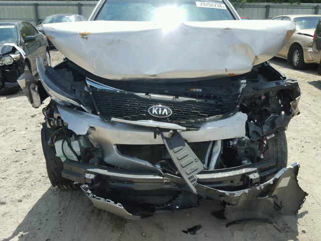 5XYKT3A68EG536863 - 2014 KIA SORENTO LX SILVER photo 9