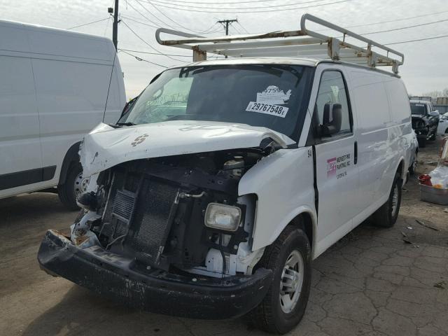 1GCZGFDA9A1125244 - 2010 CHEVROLET EXPRESS G2 WHITE photo 2