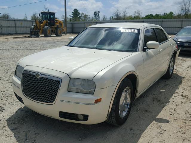 2C3JA53G25H572489 - 2005 CHRYSLER 300 TOURIN WHITE photo 2