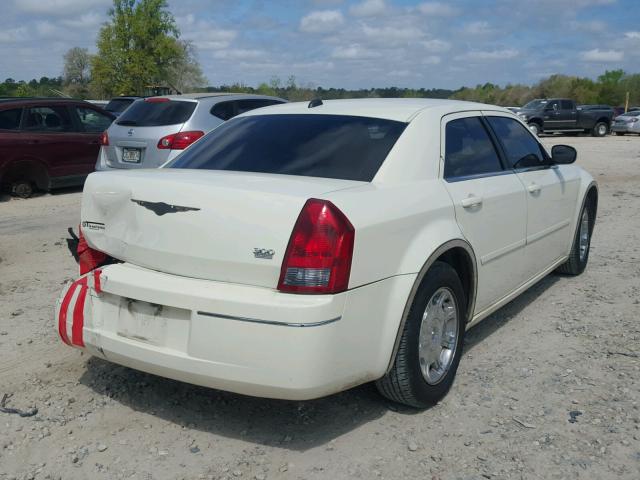 2C3JA53G25H572489 - 2005 CHRYSLER 300 TOURIN WHITE photo 4