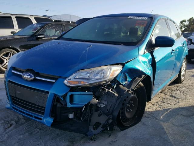 1FAHP3K21CL132126 - 2012 FORD FOCUS SE BLUE photo 2