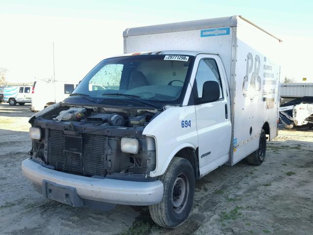 1GBHG31R811127818 - 2001 CHEVROLET EXPRESS CU WHITE photo 2