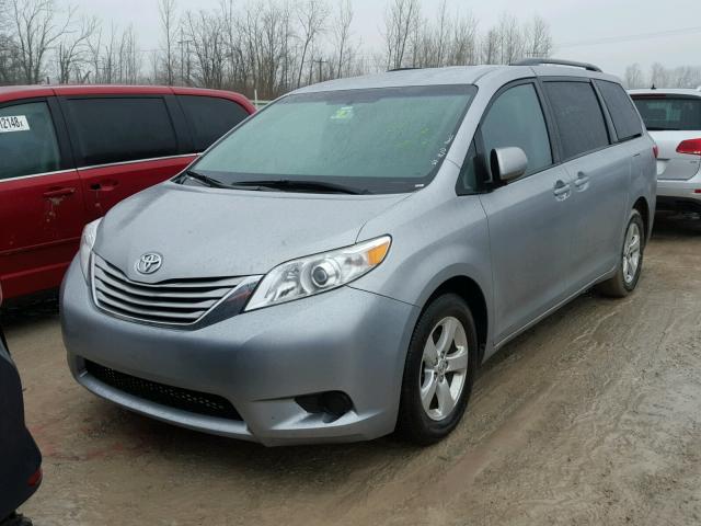 5TDKZ3DC8HS835809 - 2017 TOYOTA SIENNA LE GRAY photo 2