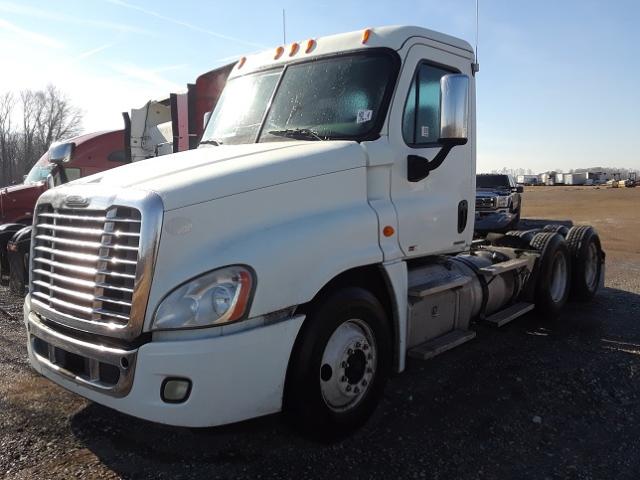 1FUJGEDV5BLBA1952 - 2011 FREIGHTLINER CASCADIA 1 WHITE photo 2