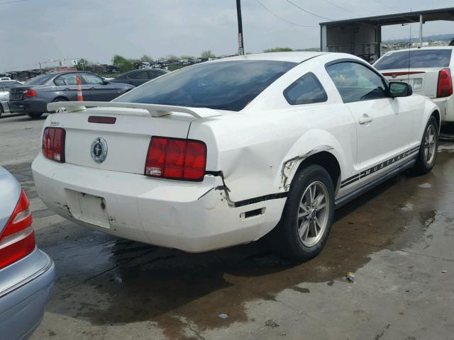 1ZVHT80N155149559 - 2005 FORD MUSTANG WHITE photo 4