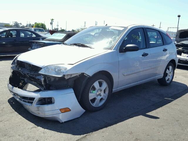 1FAFP37N06W168452 - 2006 FORD FOCUS ZX5 SILVER photo 2