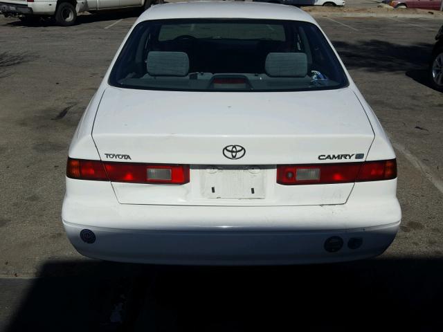 4T1BG22K6VU090636 - 1997 TOYOTA CAMRY CE WHITE photo 9