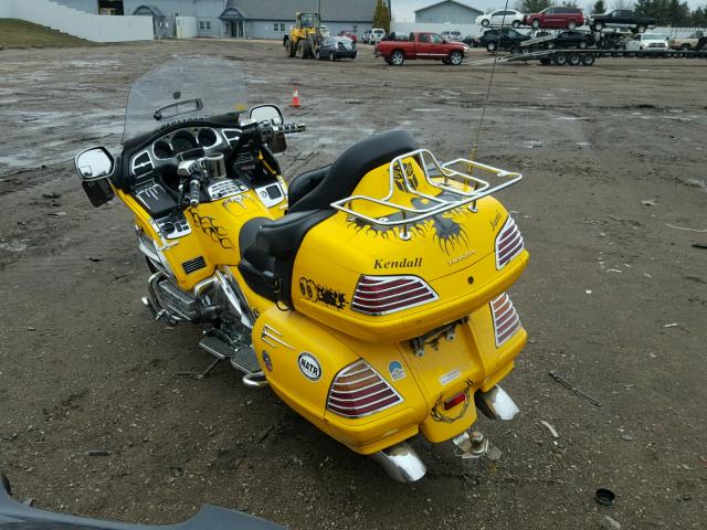 1HFSC47042A109304 - 2002 HONDA GL1800 YELLOW photo 3