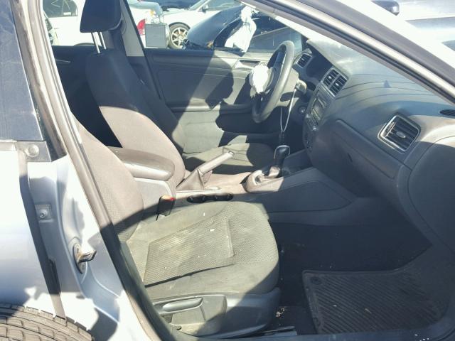 3VW2K7AJ4DM410884 - 2013 VOLKSWAGEN JETTA BASE 银色 照片 5