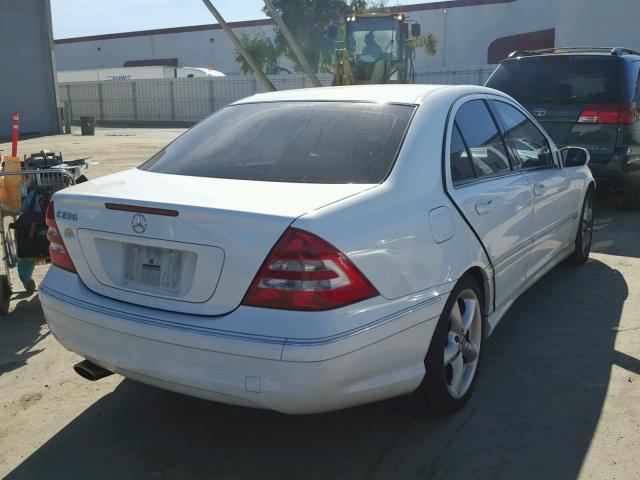 WDBRF52H86F790500 - 2006 MERCEDES-BENZ C GENERATI WHITE photo 4