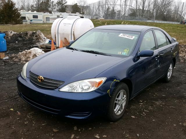 4T1BE32K32U607639 - 2002 TOYOTA CAMRY LE BLUE photo 2